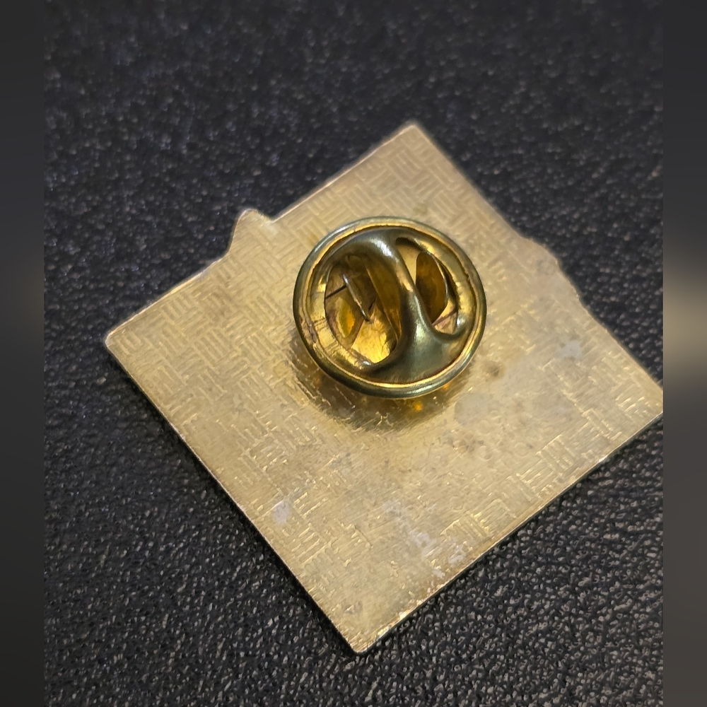 Warner Bros. Taz Enamel Pin - Blue and Yellow - Picture 2 of 4